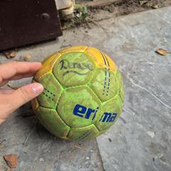 Groene handbal met naam denise an iLost gemeldet