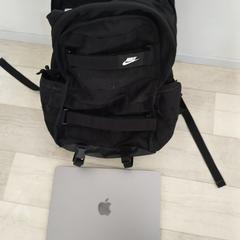 Zwarte Nike rugzak met MacBook 3113, iLost에 보고됨