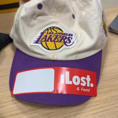 명음 Wit met paars katoen Lakers, iLost를 사용하여 Pathé Amsterdam Noord에 보고됨
