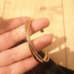 Zilveren en gouden armband, segundo informou a iLost