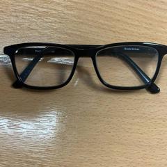 Glasögonfodral med glasögon, rapporterat av Sheraton Brussels Airport Hotel med iLost