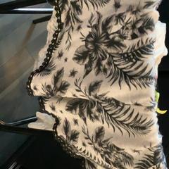 ショーツ Black & White がiLostで MEININGER Hotel Berlin Central Station によって報告されました