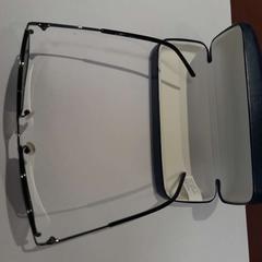 Etui à lunettes avec lunettes bleu marine, a été signalé par TCL utilisant iLost