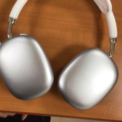 Auriculares Grey, ha sido reportado por ibis Schiphol Amsterdam Airport con iLost