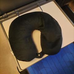 Black travel neck pillow، كما تم الإبلاغ عنه عبر iLost