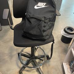 배낭 Black, Nike, iLost를 사용하여 MEININGER Hotel Munich Olympiapark에 보고됨