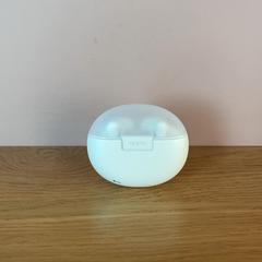 سماعات أذن لاسلكية Oppo White، كما تم الإبلاغ عنه بواسطة ibis Styles Rotterdam Ahoy عبر iLost