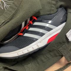 Zapatos, segundo informou Pathé Tuschinski usando iLost