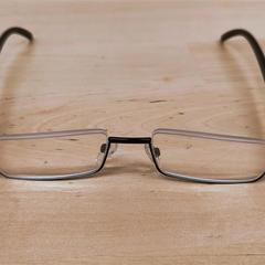 Óculos, como reportado por IKEA Ostrava utilizando o iLost