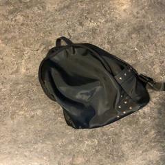 Mochila Op naam van Mennenga, como reportado por Gemeente Amsterdam utilizando o iLost