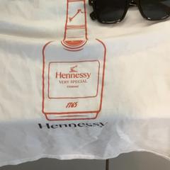 Des lunettes de soleil & T shirt, a été signalé par MEININGER Hotel Budapest Great Market Hall utilisant iLost