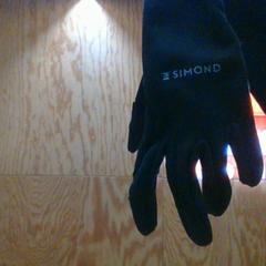 Gants Simond, a été signalé par MEININGER Hotel Innsbruck Zentrum utilisant iLost