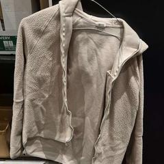 Sweetshirt blanc cassé, som rapportert av The Dominican ved bruk av iLost