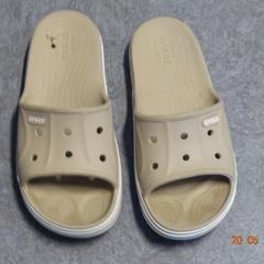 Cipő crocs beige, amint azt Gemeente Leopoldsburg az iLost segítségével jelentette.