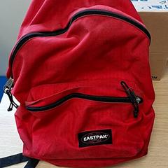 Ryggsäck rood, eastpak, rapporterat av Regio Antwerpen - Brussel med iLost