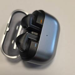 Auriculars sense fil Samsung, segons ha informat Inntel Hotels Amsterdam Zaandam mitjançant iLost