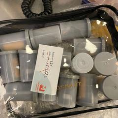 Camera rolls in a black and transparent toilet bag, ha sido reportado por MEININGER Hotel Bruxelles Gare du Midi con iLost