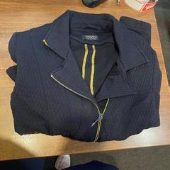 Navy jacket, amint azt Leonardo Hotel Amsterdam Rembrandtpark az iLost segítségével jelentette.