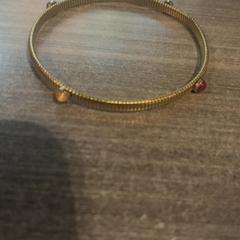 Karkötő Goud met rode rondjes, amint azt Van der Valk Hotel Haarlem az iLost segítségével jelentette.