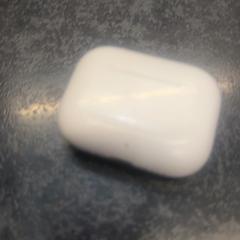 Lege airpods case, ha sido reportado por Rotterdam The Hague Airport con iLost