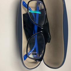 안경이 있는 안경 케이스, iLost를 사용하여 Pathé Eindhoven에 보고됨