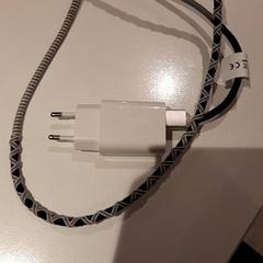 Adapter & iPhone laddare, rapporterat av Campus Den Haag med iLost