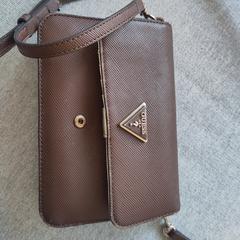 Bruin tasje Guess، كما تم الإبلاغ عنه عبر iLost