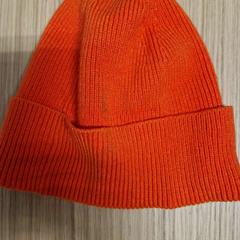 Beanie oranje, como reportado por IKEA Hengelo utilizando o iLost