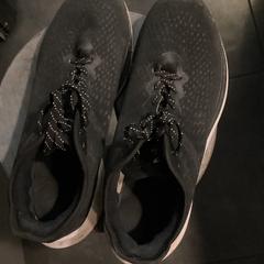 Schoen & Speaker Schwarze Laufschuhe, zoals gemeld door MEININGER Hotel Berlin Alexanderplatz met iLost