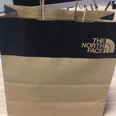 Aankoop the north face, como reportado por Designer Outlet Roermond utilizando o iLost