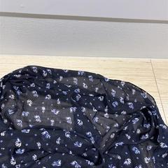 Sál Mörkblå med vit/blåa blommor, amint azt IKEA Jönköping az iLost segítségével jelentette.