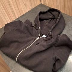 Hoodie-vest-zwart, come riportato da Rotterdam The Hague Airport utilizzando iLost