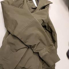 Kleding Jas, como reportado por Regio West-Vlaanderen utilizando o iLost