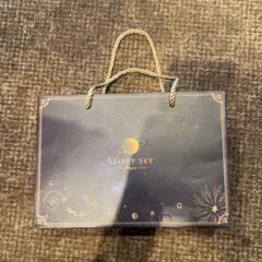 Handtas Periodiek table, ha sido reportado por Van der Valk Hotel Apeldoorn - De Cantharel con iLost