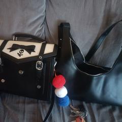 2 tassen met sleutels en cosmetica, come riportato a iLost