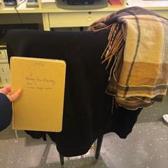 Jersei, Bufanda & Llibre, segons ha informat Room Mate Bruno mitjançant iLost