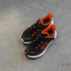 Joggesko Rood oranje zwart, som rapportert av Gemeente Leopoldsburg ved bruk av iLost