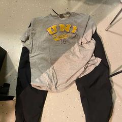 セーター clothing, pants and shirt がiLostで Room Mate Bruno によって報告されました