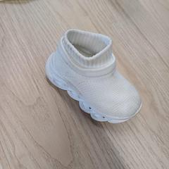 Sneaker 1 seule chaussure - blanche - bébé, rapporterat av IKEA Liège med iLost