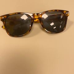 Solglasögon Bruin, rapporterat av Pathé Schiedam med iLost