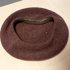 의류 - Baret auberginekleur, iLost를 사용하여 Centraal magazijn에 보고됨