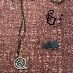 Náhrdelník & Náramek armband, jak nahlášeno ibis Styles Rotterdam Ahoy pomocí iLost