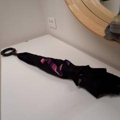 傘 Rose et noir がiLostで IKEA Rouen Tourville-La-Rivière によって報告されました