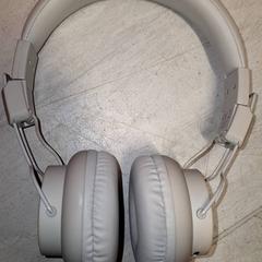 Hoofdtelefoon, amint azt Qbuzz DMG az iLost segítségével jelentette.