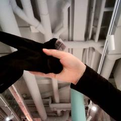 Luvas, como reportado por The Tire Station Hotel utilizando o iLost