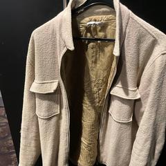 Giacca beige, come riportato da Hotel Van der Valk Harderwijk op de Veluwe utilizzando iLost