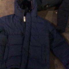 Jas donkerblauw, amint azt De Heeren van Aemstel az iLost segítségével jelentette.