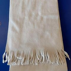 Écharpe Blanche a frange, como reportado por IKEA Rennes - Pacé utilizando o iLost