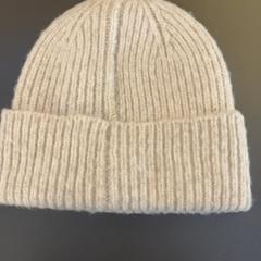 Kalap Weiss woolen, amint azt MEININGER Hotel Dresden Zentrum az iLost segítségével jelentette.