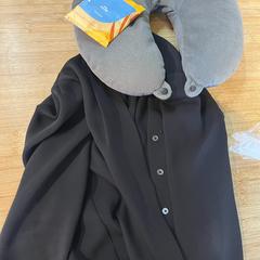 Neck pillow & Cardigan Grey & Black, a été signalé par Conscious Hotel Westerpark utilisant iLost